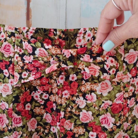 MONTEAU floral bow back w zipper shorts/size m/black red pink white roses - Picture 3 of 6